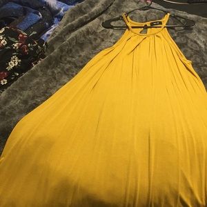 Yellow flowy dress😍